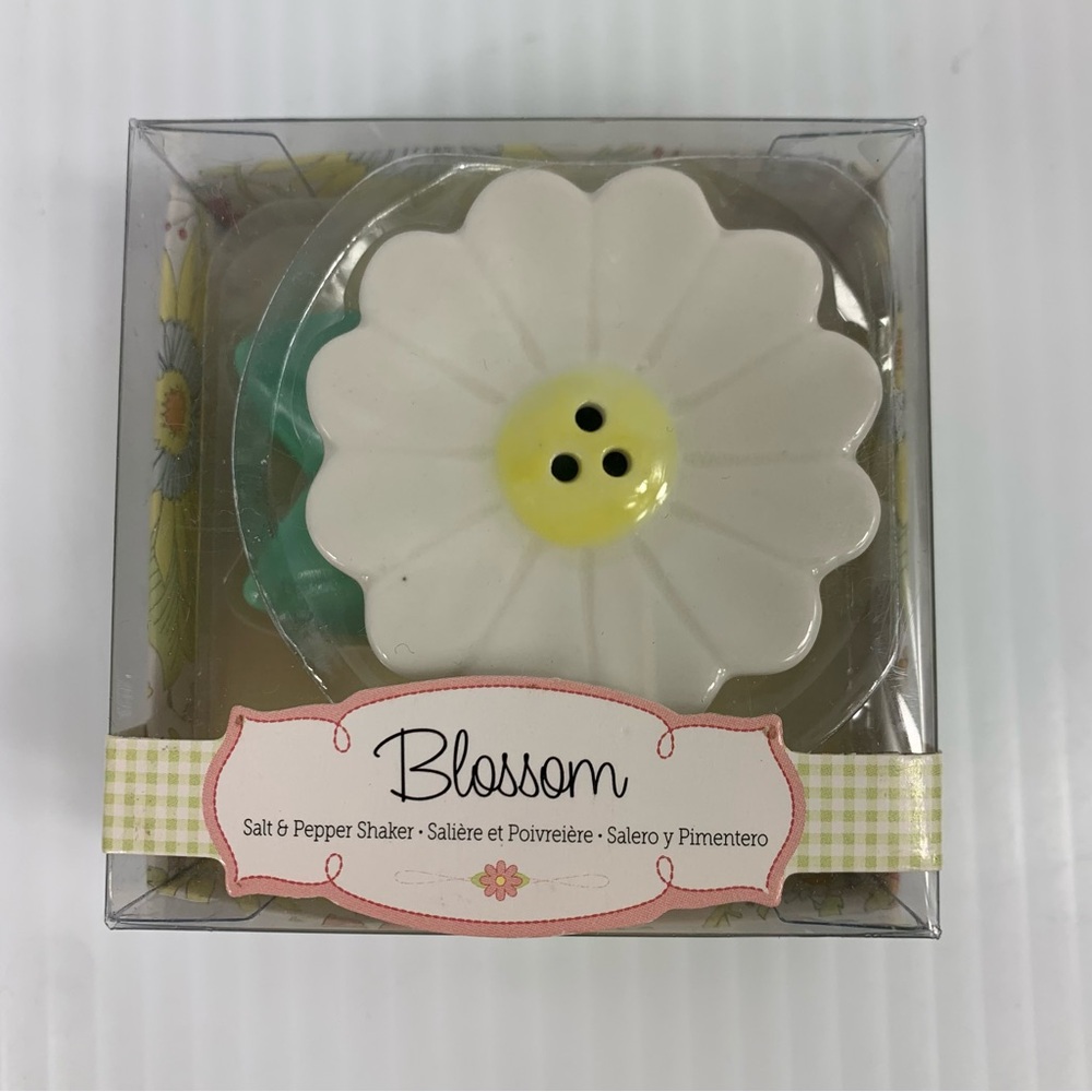 Kate Aspen Flower Blossom Salt and Pepper Shakers New KA23040NA